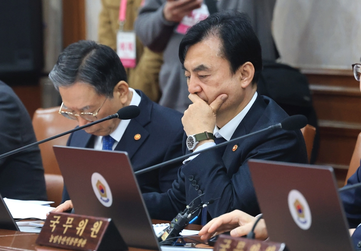 안규백 국방부 장관이 3일 서울 종로구 정부서울청사에서 열린 국무회의에서 생각에 잠겨 있다. 2026.3.3. 뉴스1