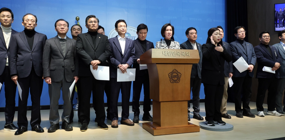 국민의힘 이인선 대구시당위원장과 대구·경북을 지역구로 둔 국민의힘 의원, 광역 지자체장, 광역의회 의장 등이 3일 국회 소통관에서 기자회견을 열고 ‘대구·경북 행정통합법’의 신속한 처리를 촉구하고 있다. 연합뉴스