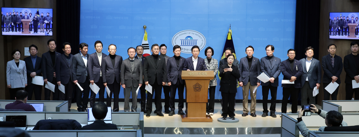 이철우 경북도지사와 대구·경북을 지역구로 둔 국민의힘 의원, 광역 지자체장, 광역의회 의장 등이 3일 국회 소통관에서 기자회견을 열고 ‘대구·경북 행정통합법’의 신속한 처리를 촉구하고 있다. 연합뉴스