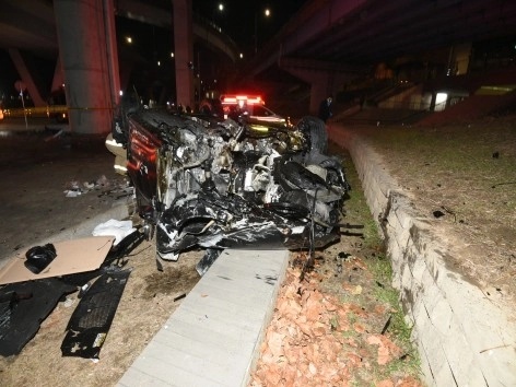 25일 오후 8시 44분쯤 반포대교에서 주행하던 포르쉐 차량이 강변북로를 주행 중이던 벤츠 차량 위로 떨어진 뒤 잠수교까지 추락해 운전자를 포함한 2명이 다치고 차량 4대가 파손되는 사고가 발생했다. 서울 용산경찰서는 사고를 낸 포르쉐 차량에서 프로포폴 주사제와 진정마취용 약물, 일회용 주사기 등을 발견하고 운전자인 30대 여성을 이날 자정 40분쯤 긴급체포했다. 2026.2.26 뉴스1(용산소방서 제공)