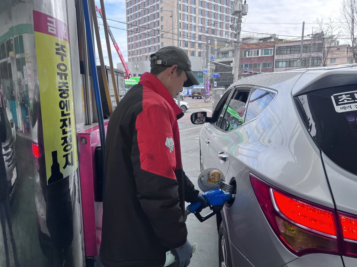 3일 서울에서 가장 저렴한 주유소로 꼽히는 동대문구의 한 주유소에서 직원이 주유하고 있다. 이지 수습기자