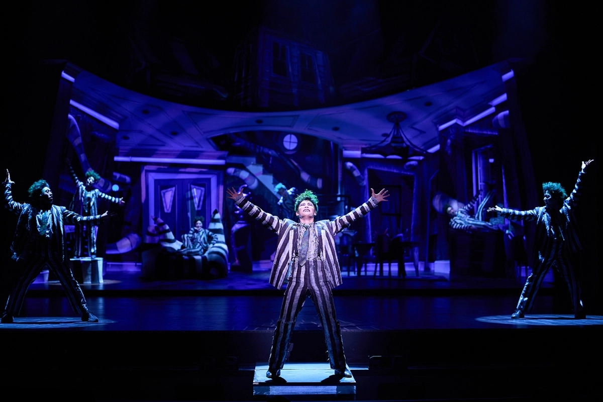 LG아트센터 서울에서 공연 중인 뮤지컬 ‘비틀쥬스’에서 김준수는 데뷔 16년 만에 새로운 ‘인생 캐릭터’를 찾은 듯 매순간 무대를 즐기고 있다.  CJ ENM 제공