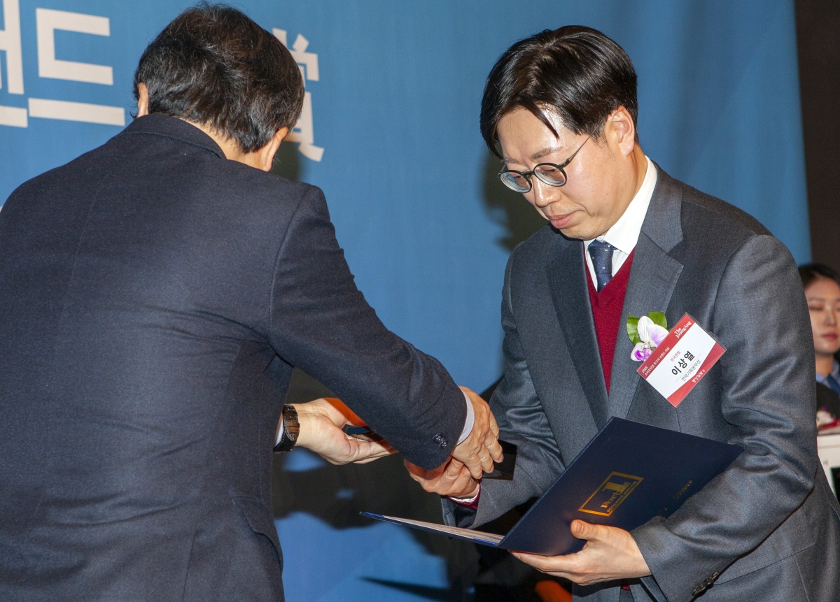 이상열 한국렌탈 전략기획 본부장이 지난 달 27일 소공동 더 플라자호텔에서 열린 ‘2026 소비자선정 최고의 브랜드 대상’ 시상식에서 B2B 렌탈 기업 부문 대상을 받고 있다. 한국렌탈 제공