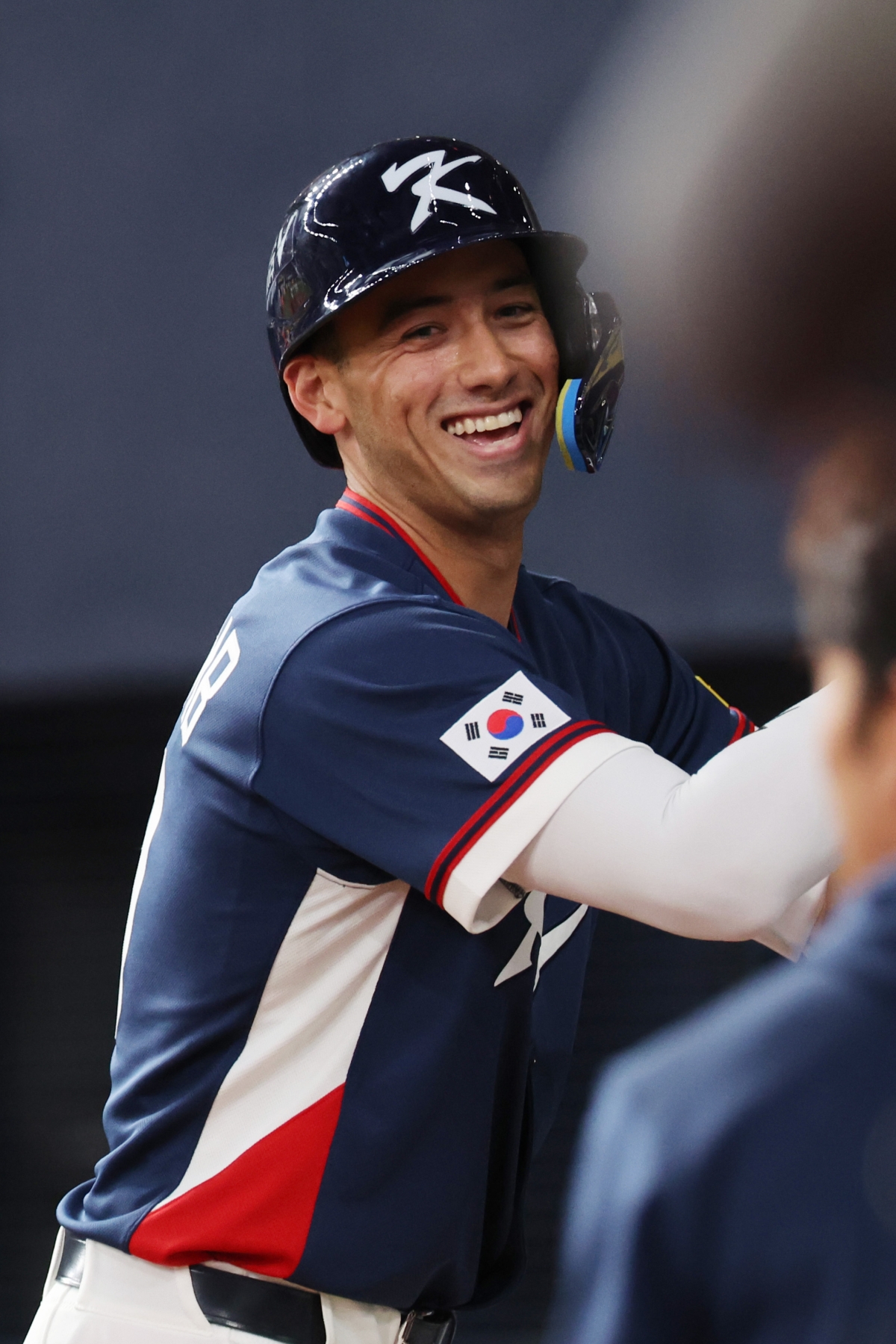 대한민국 야구 대표팀 셰이 위트컴이 앞선 타석의 침묵을 깨고 5회초 홈런포를 터뜨린 후 활짝 웃고 있다.  오사카 연합뉴스