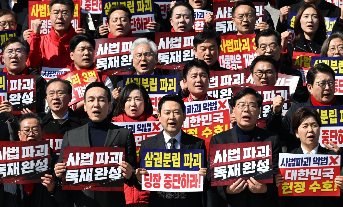 장동혁 대표를 비롯한 국민의힘 관계자들이 3일 국회 본관 앞에서 열린 ‘사법독립 헌정수호를 위한 대국민 호소 국민대장정 규탄대회’에서 구호를 외치고 있다. 앞줄 왼쪽부터 이종배 의원, 김민수 최고위원, 장 대표, 송언석 원내대표, 양향자 최고위원. 홍윤기 기자