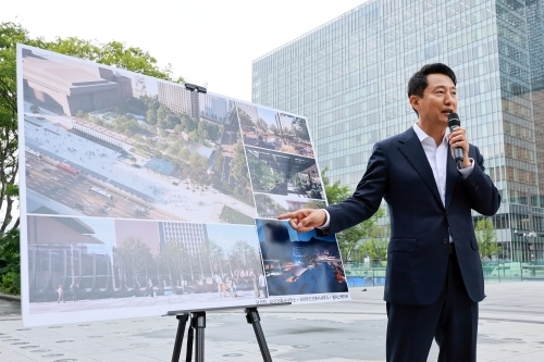 오세훈 서울시장이 지난해 6월 서울 광화문광장에서 6·25 전쟁 22개 참전국과 국내외 참전용사들을 기리기 위해 조성될 감사의 정원을 소개하고 있다.  연합뉴스