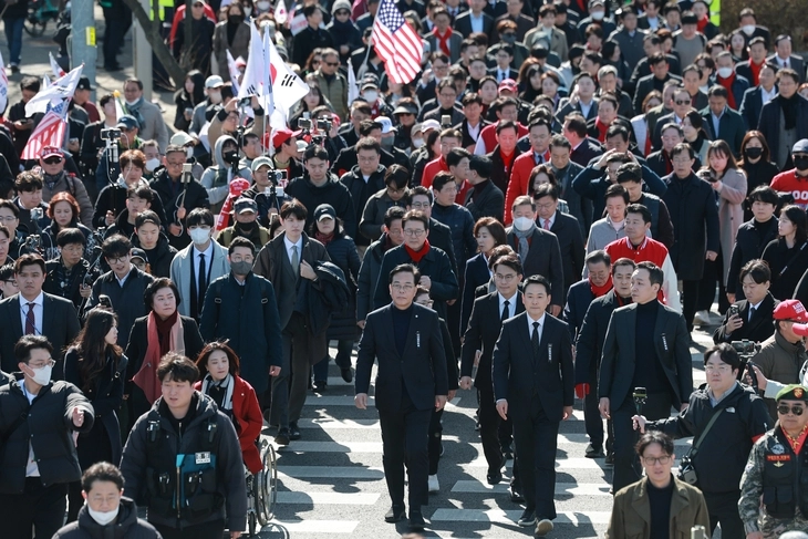 국민의힘 장동혁 대표가 3일 국회에서 ‘사법독립 헌정수호를 위한 대국민 호소 국민대장정 규탄대회’ 출정식을 마치고 청와대로 행진하고 있다. 연합뉴스