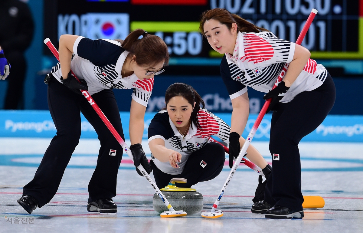 대한민국 여자 컬링 대표팀이 25일 강원 강릉컬링센터에서 열린 2018 평창동계올림픽 컬링 여자 결승전에서 스웨덴과 경기를 하고 있다. 2018.2.25 강릉 박지환 기자