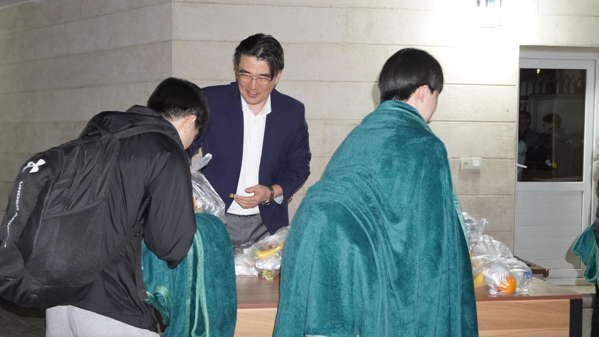 외교부 관계자가 이란 교민의 대피를 지원하고 있는 모습. 외교부 제공
