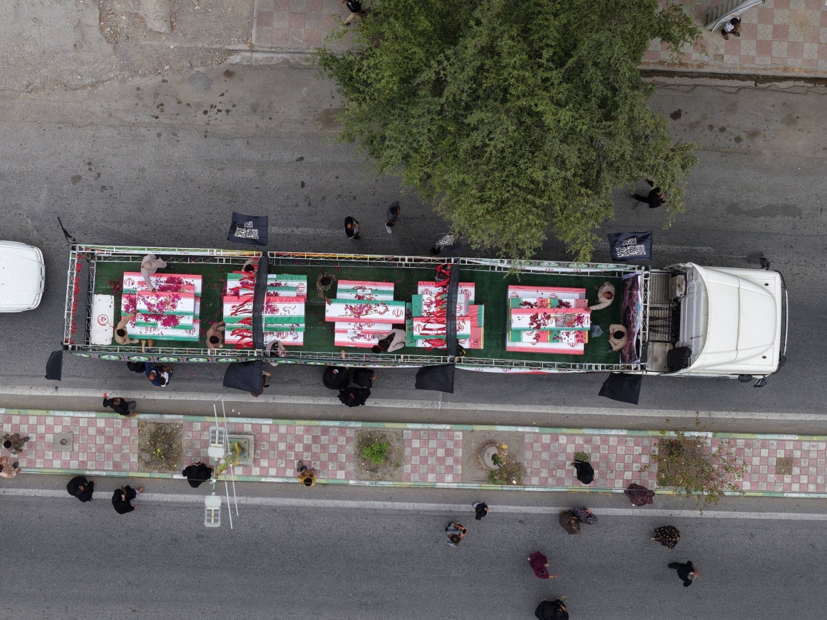 3일(현지시간) 이란 호르모즈간주 미나브시에서 지난달 28일 미국과 이스라엘 미사일 공습으로 사망한 샤자레 타이에베 여자초등학교 희생자 165명의 합동 장례식이 거행되고 있다. 사진은 시신이 안치된 관이 운구차량에 실려가는 모습. 2026.3.3 미나브 EPA 연합뉴스