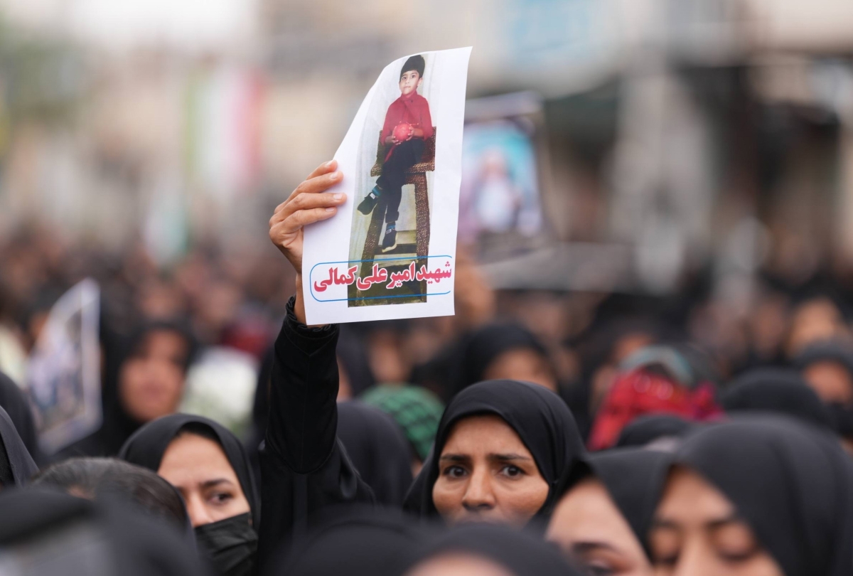 3일(현지시간) 이란 호르모즈간주 미나브시에서 지난달 28일 미국과 이스라엘 미사일 공습으로 사망한 샤자레 타이에베 여자초등학교 희생자 165명의 합동 장례식이 거행되고 있다. 2026.3.3 미나브 EPA 연합뉴스