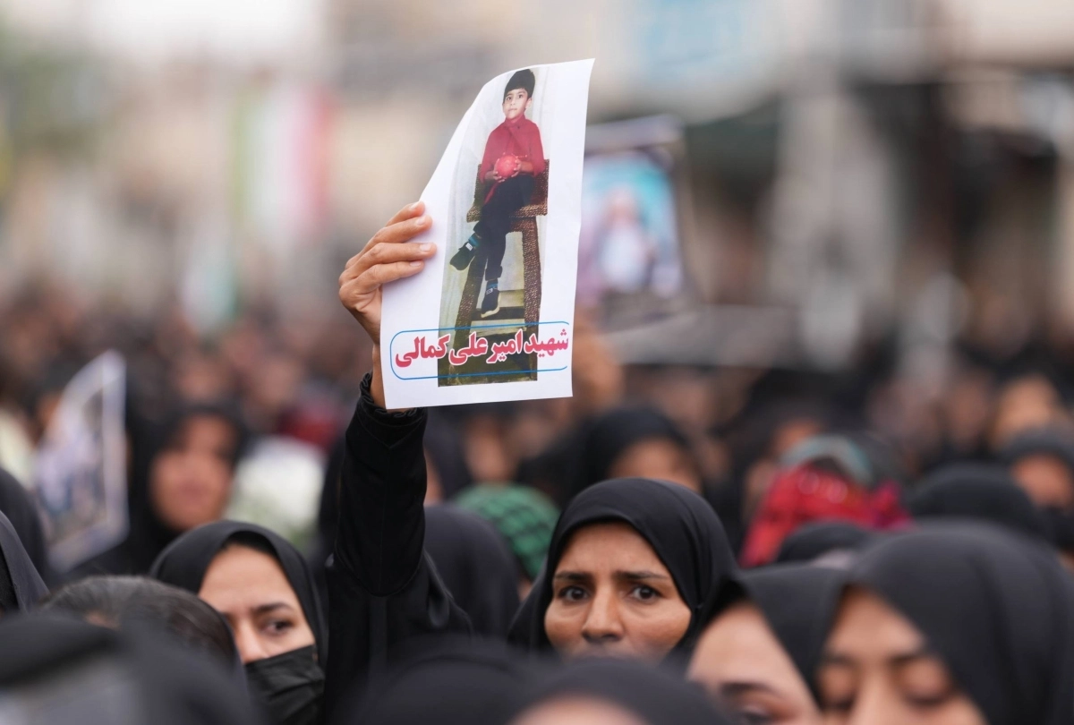 3일(현지시간) 이란 호르모즈간주 미나브시에서 지난달 28일 미국과 이스라엘 미사일 공습으로 사망한 샤자레 타이에베 여자초등학교 희생자 165명의 합동 장례식이 거행되고 있다. 2026.3.3 미나브 EPA 연합뉴스