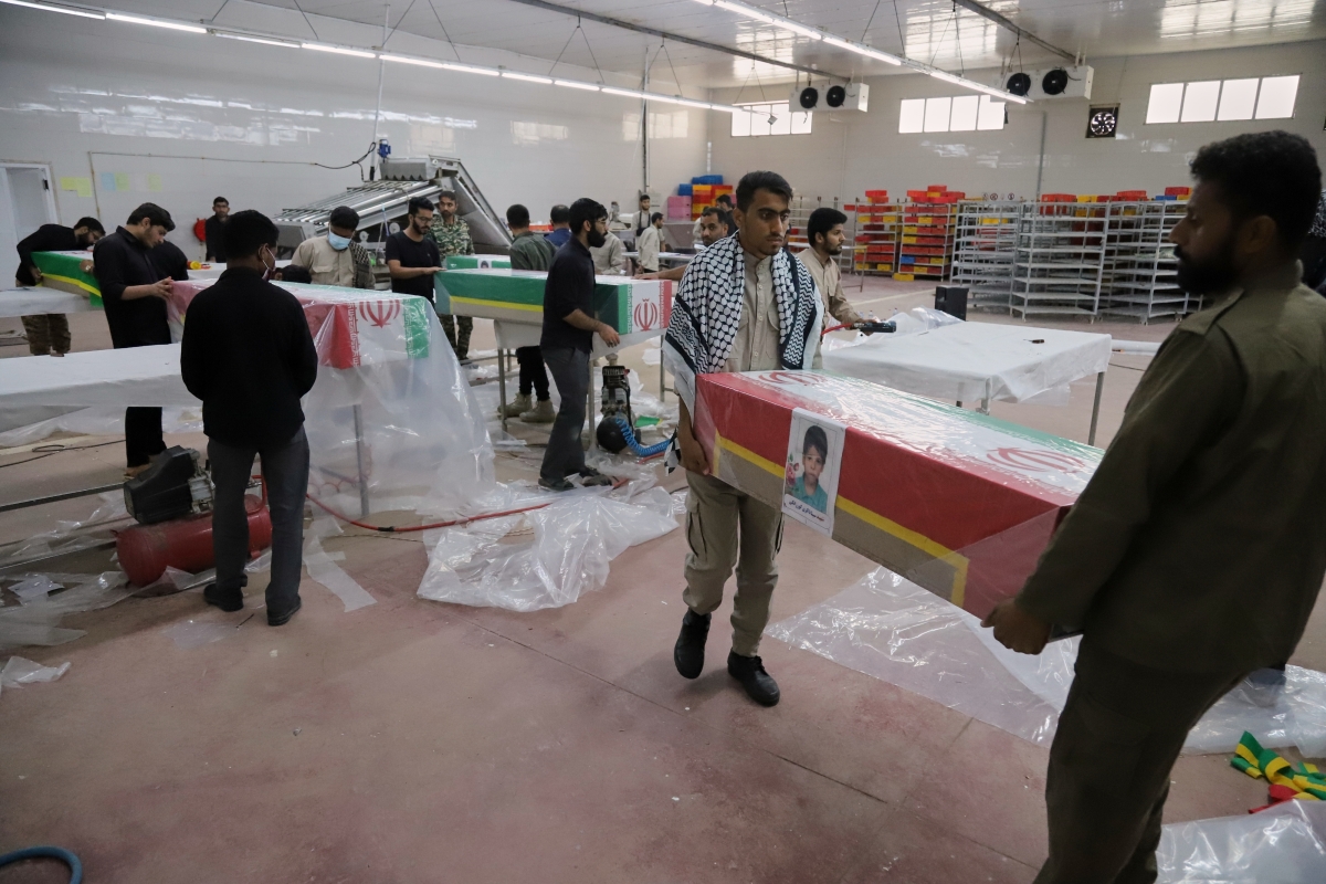 3일(현지시간) 이란 호르모즈간주 미나브시에서 지난달 28일 미국과 이스라엘 미사일 공습으로 사망한 샤자레 타이에베 여자초등학교 희생자 165명의 시신을 안치할 관이 준비되고 있다. 2026.3.3 미나브 AP 연합뉴스