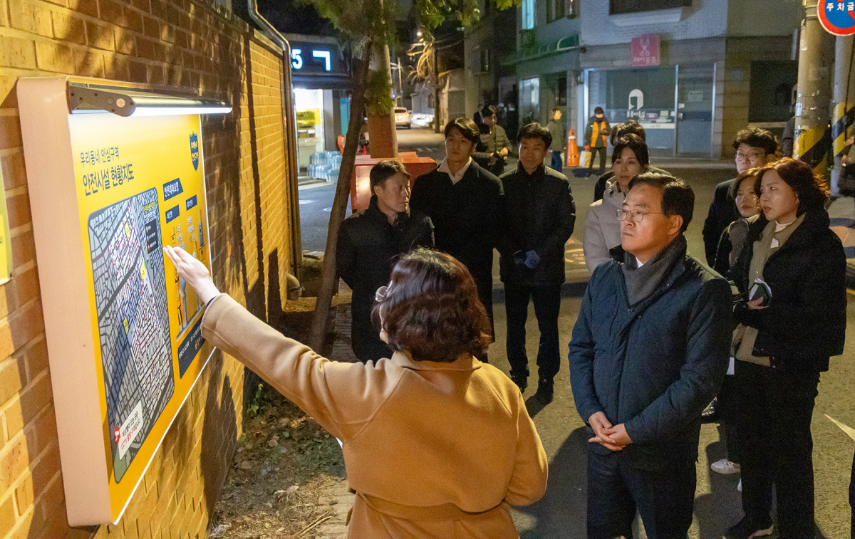 진교훈(앞줄 왼쪽 두 번째) 서울 강서구청장이 2023년 12월 ‘생활안심 디자인마을’로 조성된 화곡1동을 찾아 비상벨 위치 등이 표시된 ‘안전시설 현황지도’를 주민들과 함께 살펴보고 있다.  강서구 제공