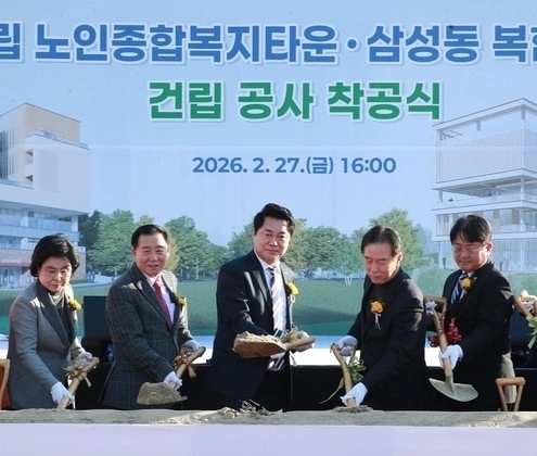 박준희(가운데) 서울 관악구청장과 장동식(왼쪽 두 번째) 구의회 의장, 정태호(네 번째)·박민규(다섯 번째) 국회의원이 지난달 27일 구립 노인종합복지타운·삼성동 복합청사 착공식에서 시삽을 하고 있다. 관악구 제공