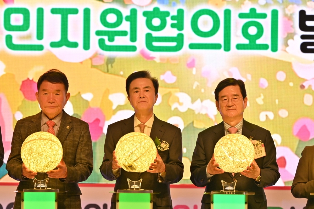 충남 태안 문화예술회관에서 3일 열린 태안국제원예치유박람회 범도민지원협의회 발대식에서 참석자들이 행사 성공을 기원하는 공을 들고 퍼포먼스를 하고 있다. 왼쪽부터 정광섭 충남도의회 부의장, 김태흠 충남지사, 박람회 민간조직위원장인 김선규 호반그룹 회장. 충남도 제공