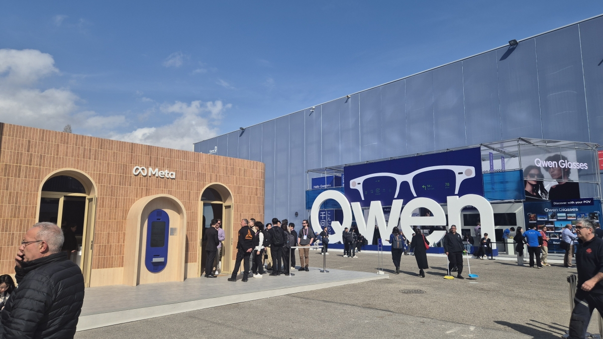 스마트글라스 시장의 강자 메타와 이에 대항해 인공지능(AI)을 탑재한 스마트 안경을 출시한 중국 알리바바가 2일(현지시간) 스페인 바르셀로나 MWC26 야외 전시장에 체험 부스를 나란히 열었다. 바르셀로나 민나리 기자