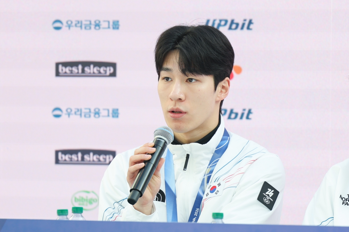 황대헌이 21일(현지시간) 이탈리아 밀라노 코리아하우스에서 열린 쇼트트랙 대표팀 기자회견에서 인터뷰하고 있다. 2026.2.21 밀라노 연합뉴스