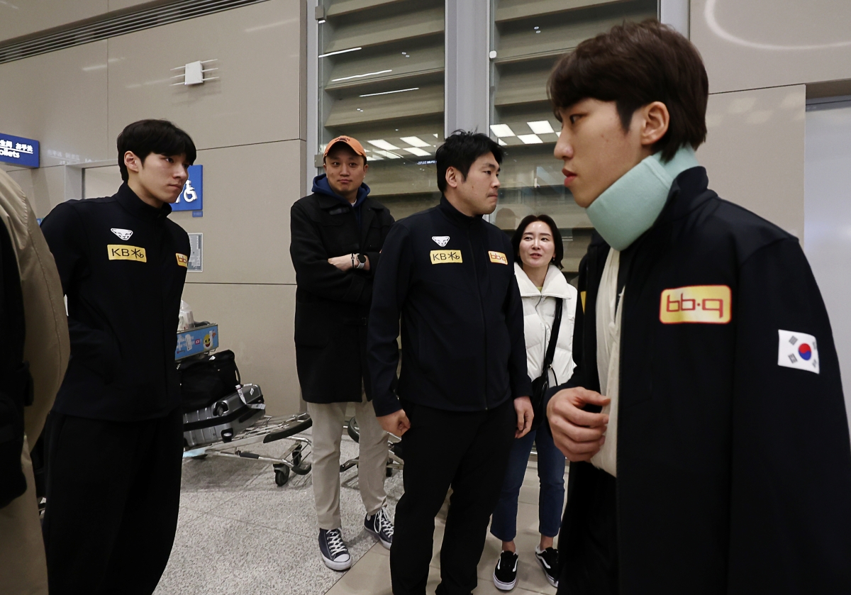 2024 국제빙상연맹(ISU) 쇼트트랙 세계선수권대회에 출전한 박지원(오른쪽)이 19일 오후 인천국제공항 2터미널을 통해 입국 후 인터뷰를 마친 후 황대헌(왼쪽)을 지나치고 있다. 2024.3.19 연합뉴스