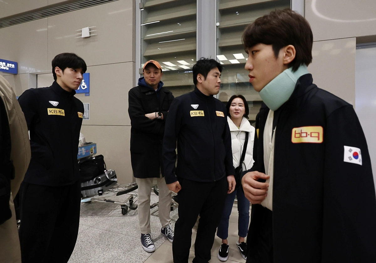 2024 국제빙상연맹(ISU) 쇼트트랙 세계선수권대회에 출전한 박지원(오른쪽)이 19일 오후 인천국제공항 2터미널을 통해 입국 후 인터뷰를 마친 후 황대헌(왼쪽)을 지나치고 있다. 2024.3.19 연합뉴스