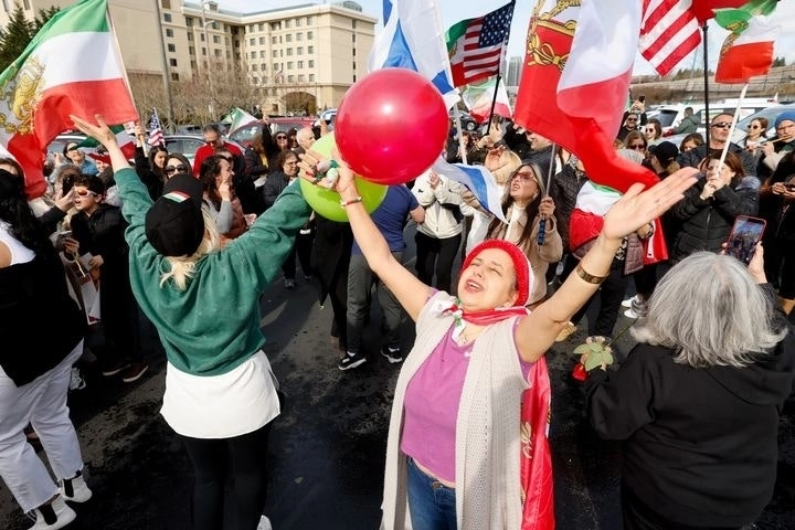 지난달 28일(현지시간) 미 워싱턴주 벨뷰에서 ‘보이스 오브 이란’이 주최한 집회에 참석한 이란 태생 여성이 풍선을 들고 환호하고 있다. AP 뉴시스