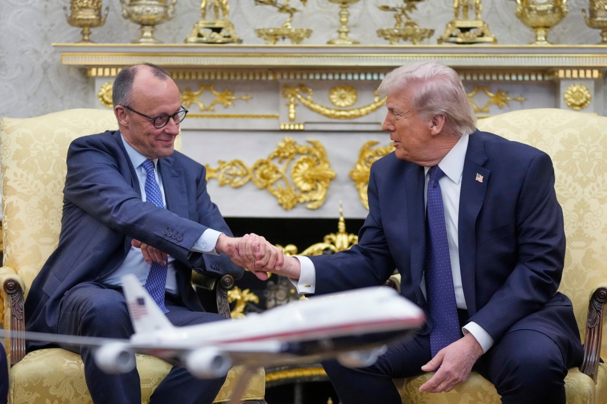 메르츠 총리와 악수하는 트럼프 대통령