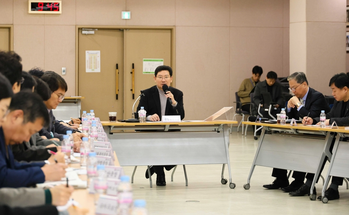 이상일 용인시장이 5일 수지구청에서 현장 간부 공무원회의를 주재하고 있다. (용인시 제공)