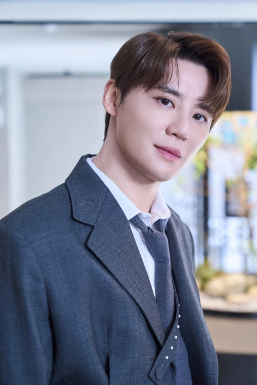 뮤지컬 무대에서 묵직하고 카리스마 넘치는 역할을 전담했던 김준수는 ‘비틀쥬스’의 과격한 대사에 적응하느라 진땀을 뺐다며 “사석에서 친구들과 대화할 때야 거친 말이 나올 수도 있지만 나를 보러 온 관객들을 향해 무대 위에서 욕을 한다는 건 상상조차 할 수 없는 일이었다”고 떠올렸다.  CJ ENM 제공