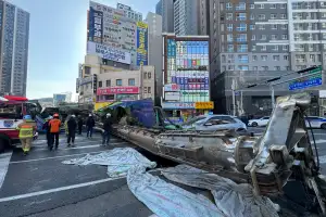 [속보]대구 만촌네거리 공사 현장서 천공기 쓰러져…3명 부상
