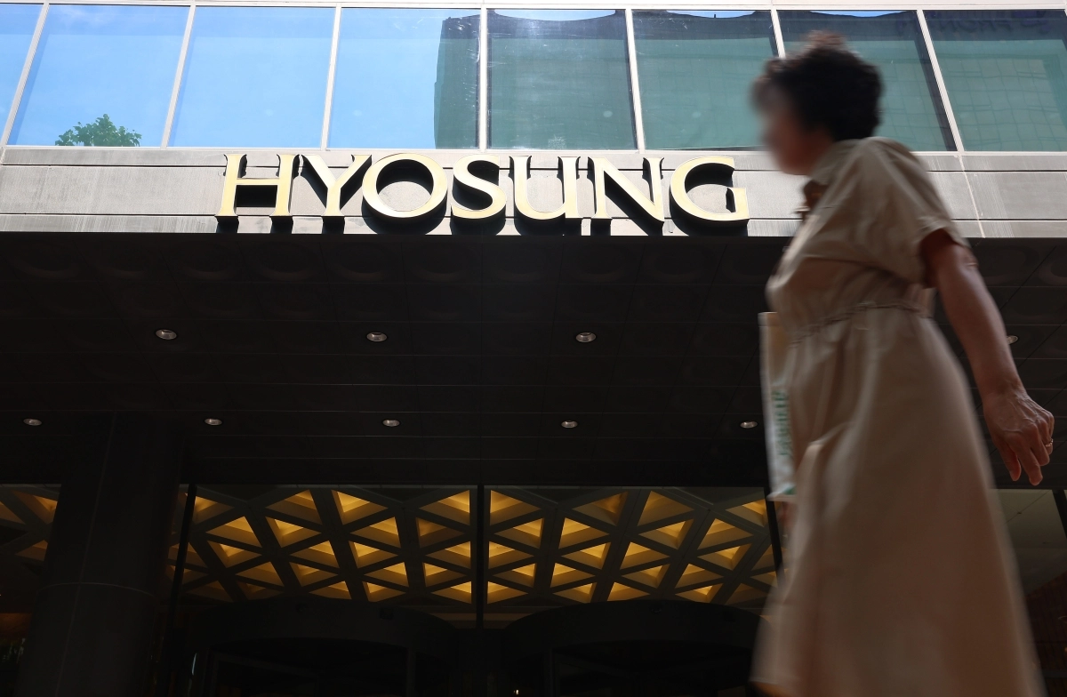 (서울=연합뉴스) 김도훈 기자 = 1일 서울 마포구 효성그룹 빌딩 앞으로 시민이 지나고 있다. 2025.8.1