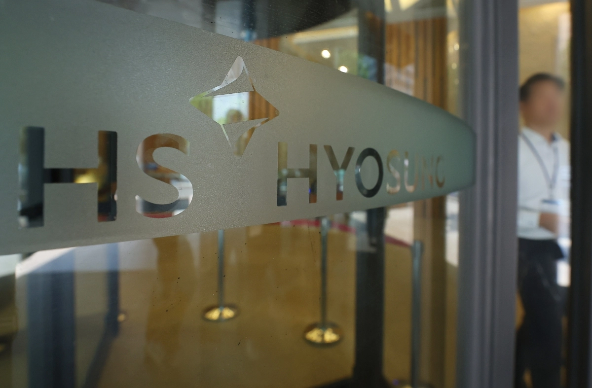 (서울=연합뉴스) 김도훈 기자 = 1일 HS효성이 입주한 서울 마포구 효성그룹 빌딩에서 입주직원이 나오고 있다.2025.8.1     superdoo82@yna.co.kr