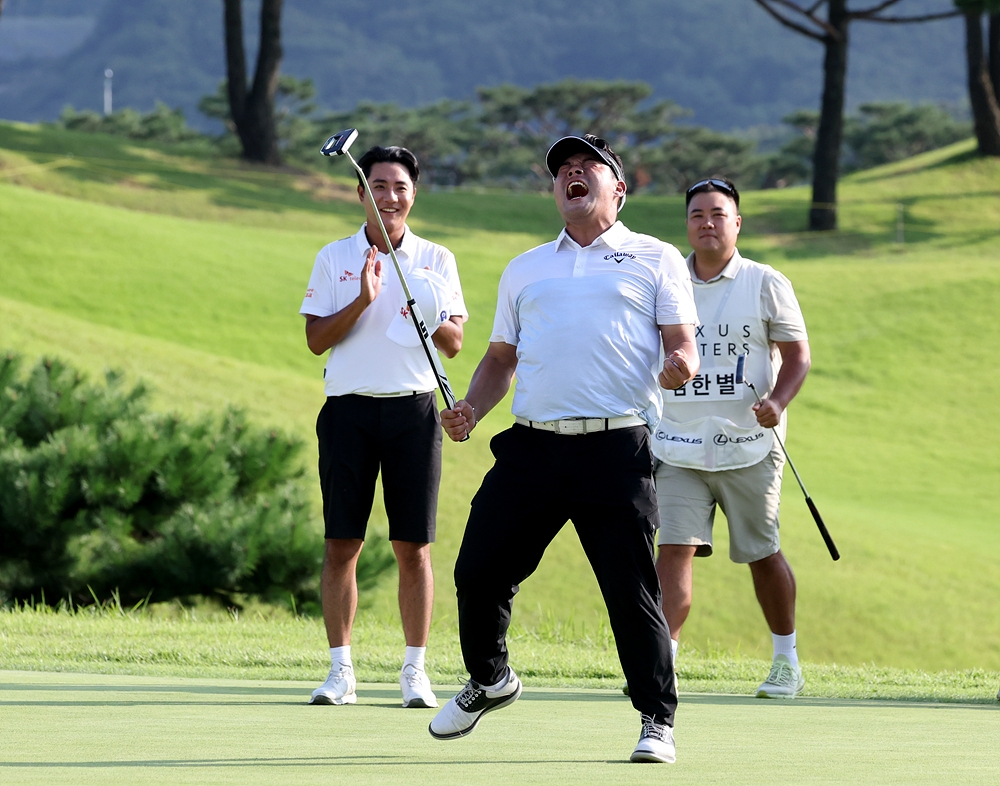 2024년 KPGA투어 렉서스 마스터즈 우승을 확정짓고 포효하는 이승택. KPGA 제공.