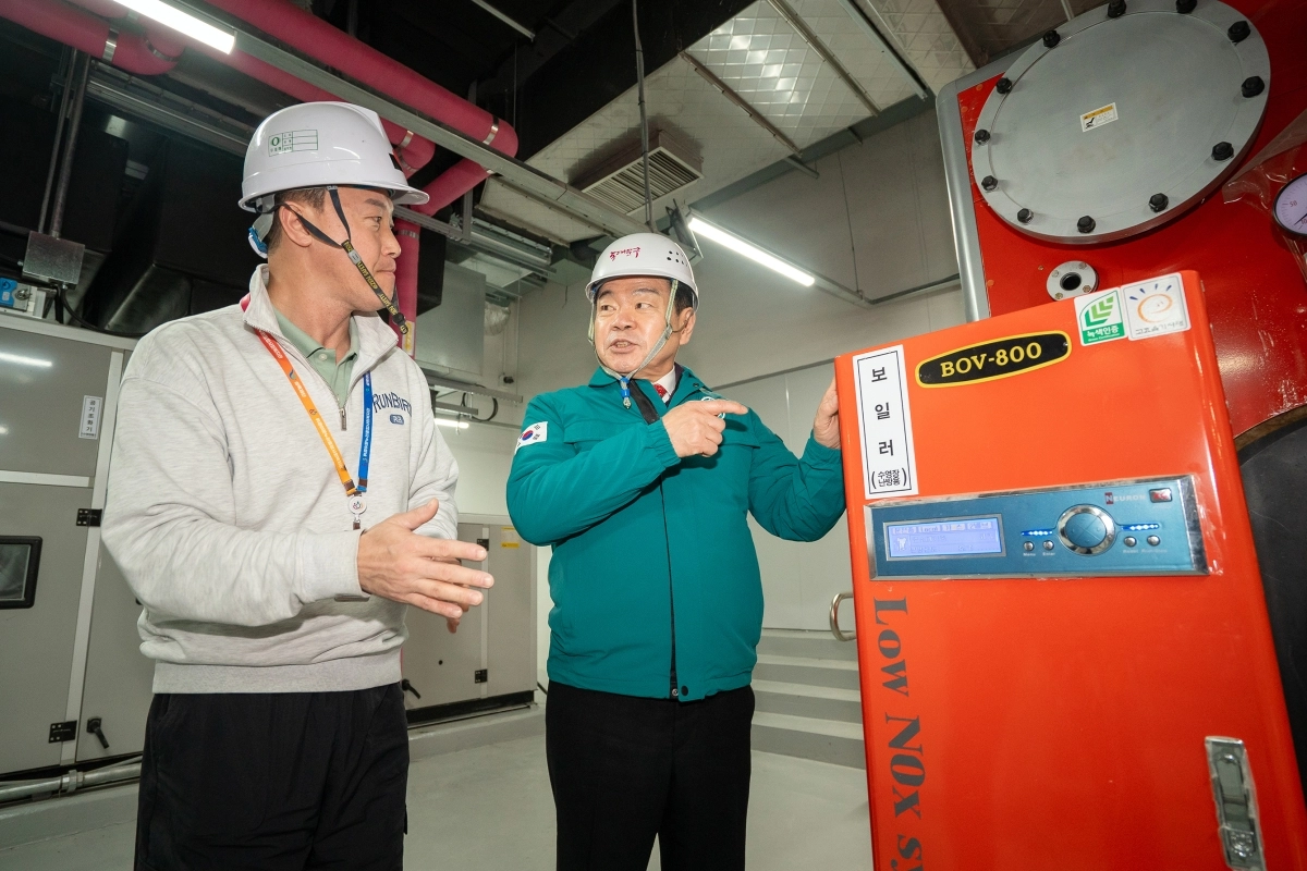 이필형(오른쪽) 동대문구청장이 지난 3일 휘경동 휘경이문누리종합사회복지관을 찾아 기계실을 점검하고 있다. 동대문구 제공