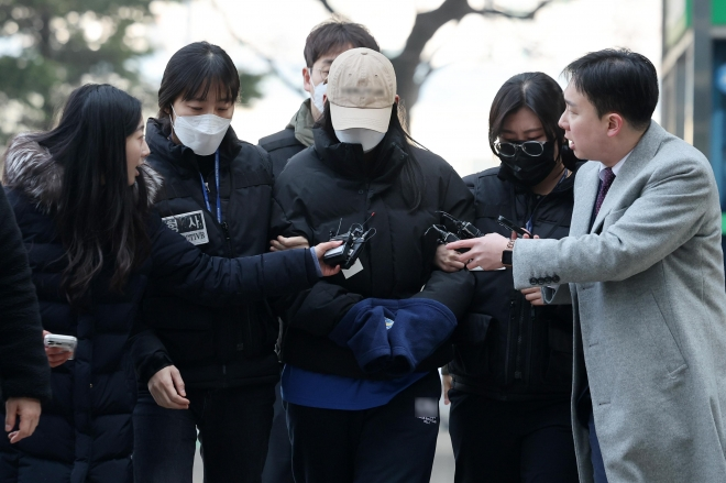 서울 강북구 수유동 모텔에서 약물이 든 음료를 건네 타인을 숨지게 한 혐의를 받는 20대 여성이 2월 12일 서울 도봉구 북부지방법원에서 열린 영장실질심사(구속 전 피의자 심문)에 출석하고 있다. 뉴스1