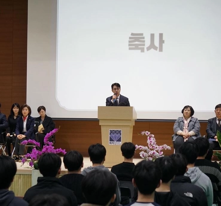 4일 흑석고등학교 제1회 입학식에 참석해 축사하는 이희원 의원