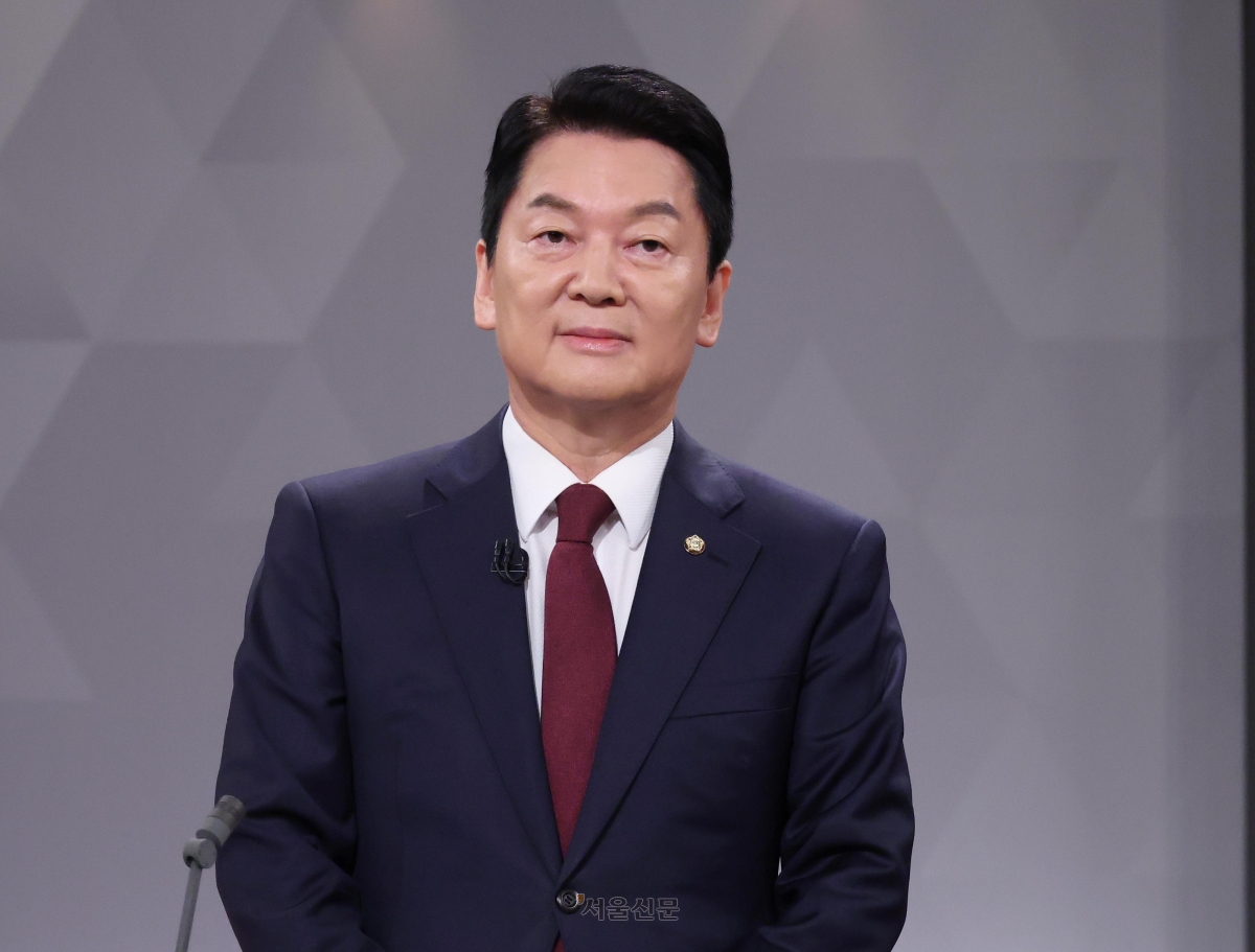 국민의힘 안철수 당대표 후보가 17일 오후 서울 여의도 KBS에서 진행된 ‘당대표 후보자 TV토론회’ 참석해 시작을 기다리고 있다. 서울신문DB