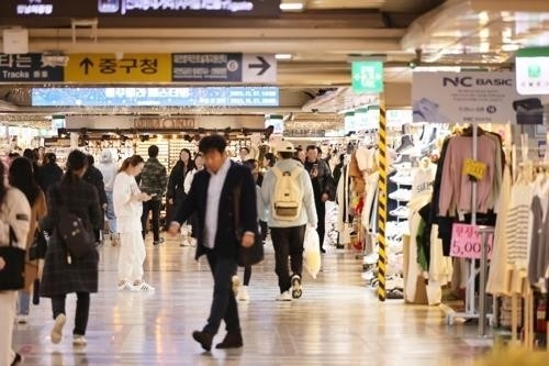 대전시가 경기 침체로 어려움을 겪는 소상공인 등의 지원을 위한 공유재산 임대료 경감을 1년 연장했다. 대전 중앙로 지하상가. 서울신문 DB