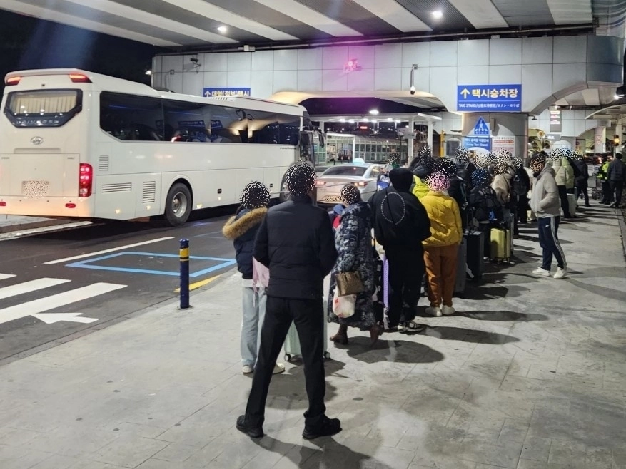 2월 8일 폭설로 인한 제주공항 기상악화로 항공기 지연 도착, 심야시간대 택시를 잡으려는 승객들이 택시 승차장에서 300~400명이 100m 이상 줄을 서고 있다. 제주경찰청은 이날 버스와 택시 등 이용을 할 수 있게 분산조치를 취했다. 제주경찰청 제공