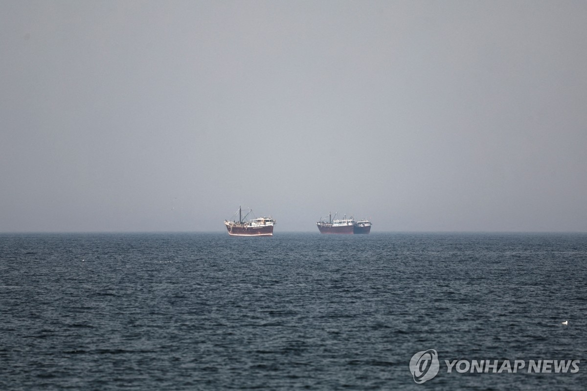 이란 위협에 호르무즈 해협에 발이 묶인 선박들. 연합뉴스