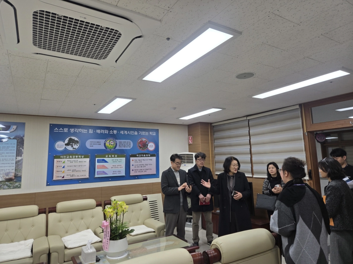 신미숙 의원이 2월 27일 화성오산교육지원청 관계자와 함께 아인초등학교를 방문해 냉난방기 전면 교체 진행상황을 점검하고 있다.(사진=경기도의회)