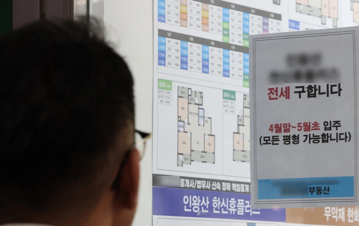 지난달 19일 서울 서대문구 한 부동산 중개업소에 전세 물건 구하는 안내문이 붙어 있다. 연합뉴스