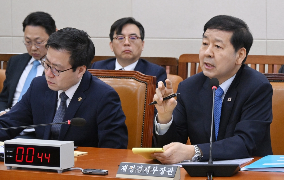 구윤철 부총리 겸 재정경제부 장관이 4일 국회에서 열린 대미 투자특별법 처리를 위한 특별위원회 전체 회의에서 특위 위원 질의에 답하고 있다. 2026.3.4 안주영 전문기자