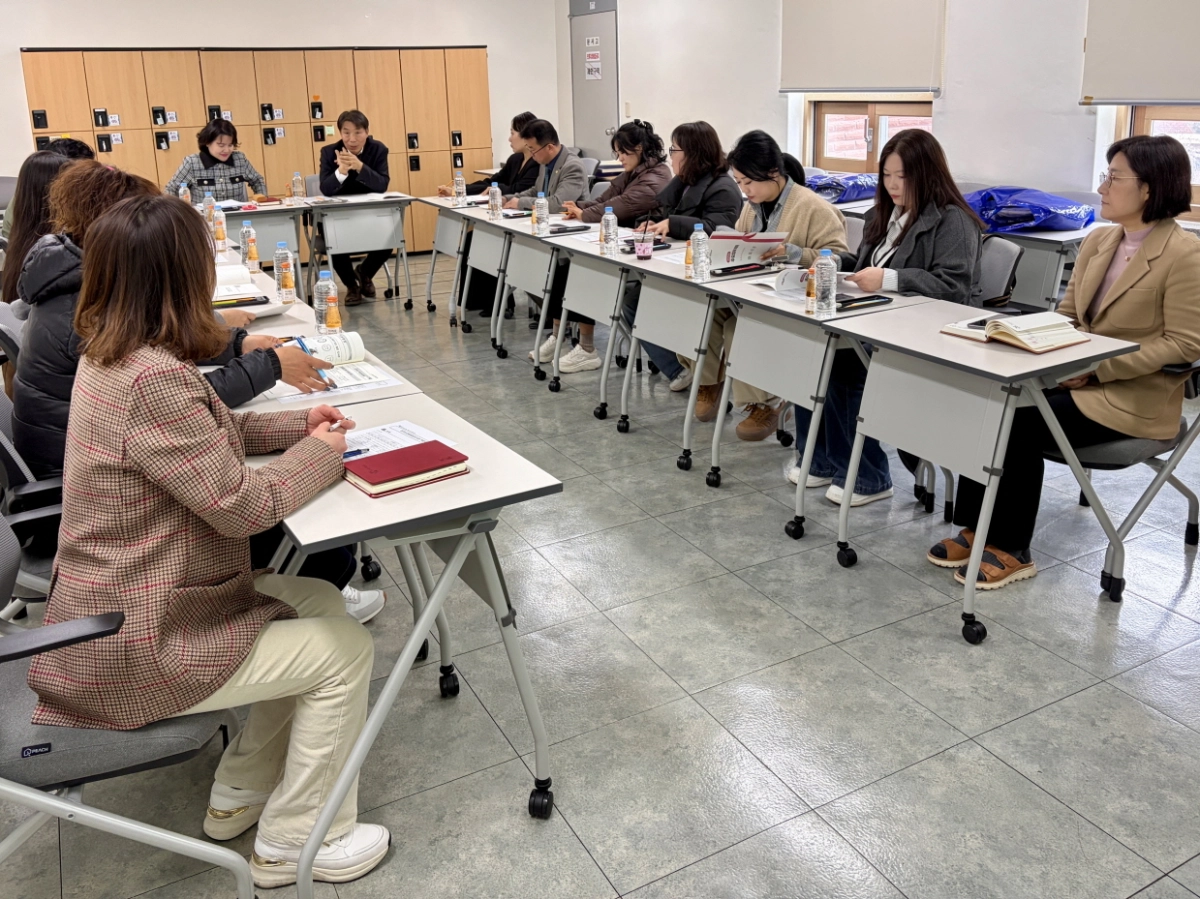 이홍근 의원이 2월 27일 경기도교육청 화성도서관에서 경기도교육청, 화성도서관, 향남학부모연합회 관계자들과 함께 현장 간담회를 진행하며 시설 노후화 점검과 공간 재구조화 방안을 모색하고 있다.(사진=경기도의회)