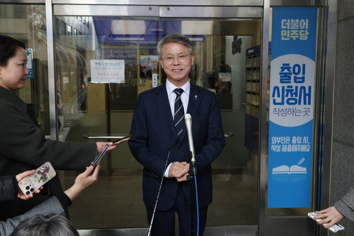 민형배 더불어민주당 의원이 지난달 23일 여의도 민주당 당사에서 열린 중앙당공천관리위원회 2차 회의 및 광역단체장 후보자 면접에 앞서 소감을 밝히고 있다. 뉴시스