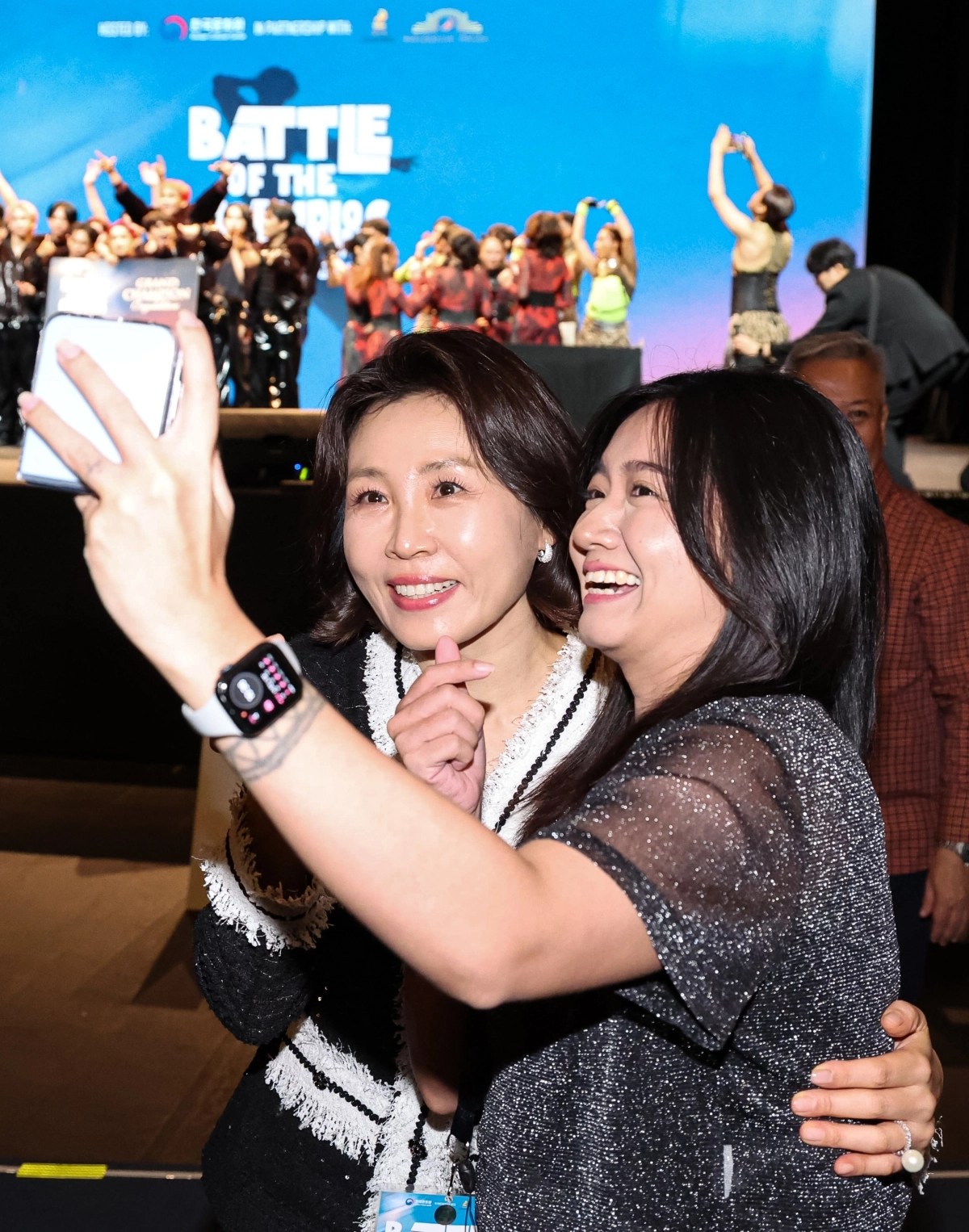 참석자들과 기념촬영하는 김혜경 여사