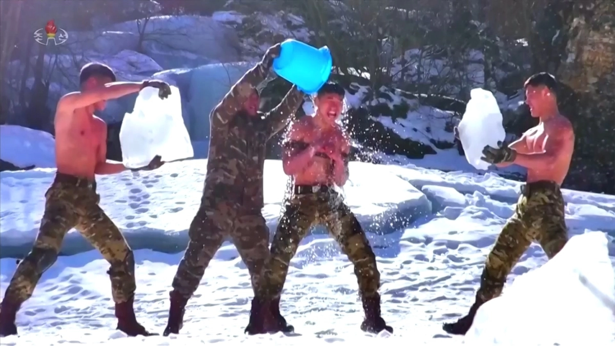 지난 25일 노동당 제9차 대회 기념 열병식서 인민군 군인들의 겨울 동계훈련 장면이 공개됐다. 2026.3.3 조선중앙TV 화면. 연합뉴스