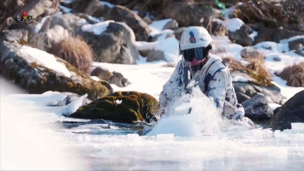 지난 25일 노동당 제9차 대회 기념 열병식서 인민군 군인들의 겨울 동계훈련 장면이 공개됐다. 2026.3.3 조선중앙TV 화면. 연합뉴스