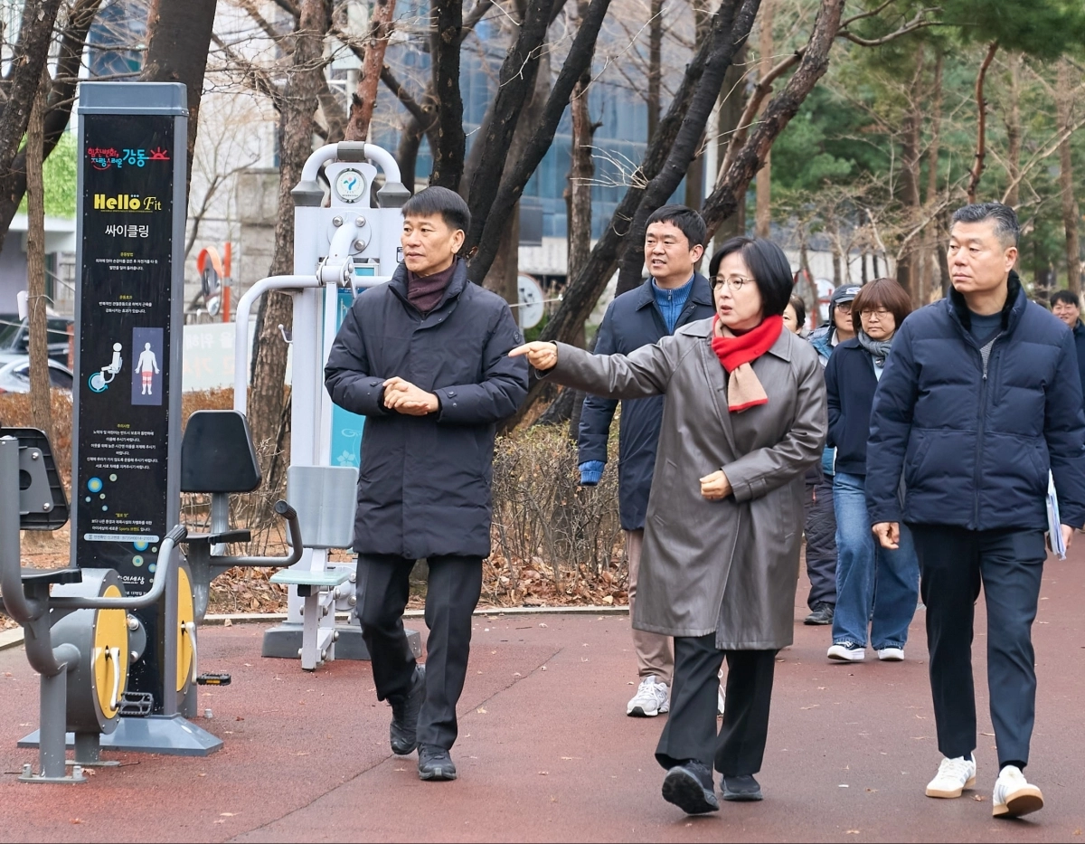 이수희(가운데) 강동구청장이 구 관계자들과 함께 강동구 내 초등학교 통학로를 찾아 안전 점검을 하고 있다. 강동구 제공