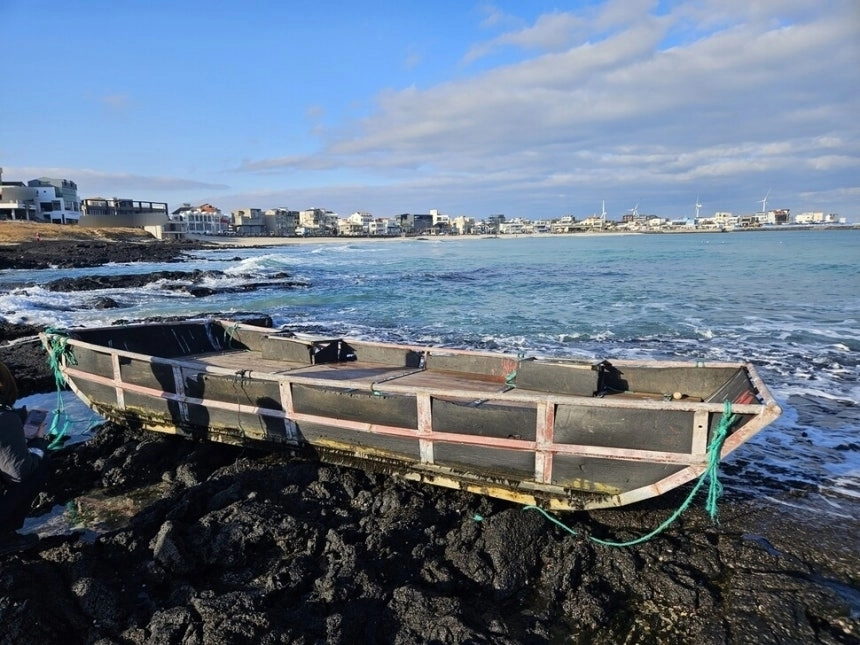 지난 1월12일 제주시 구좌읍 월정리 바닷가 갯바위에서 발견된 목선. 배에는 한자 ‘서’(徐·천천히 할 서)가 적혀 있었다. 제주해양경찰서 제공