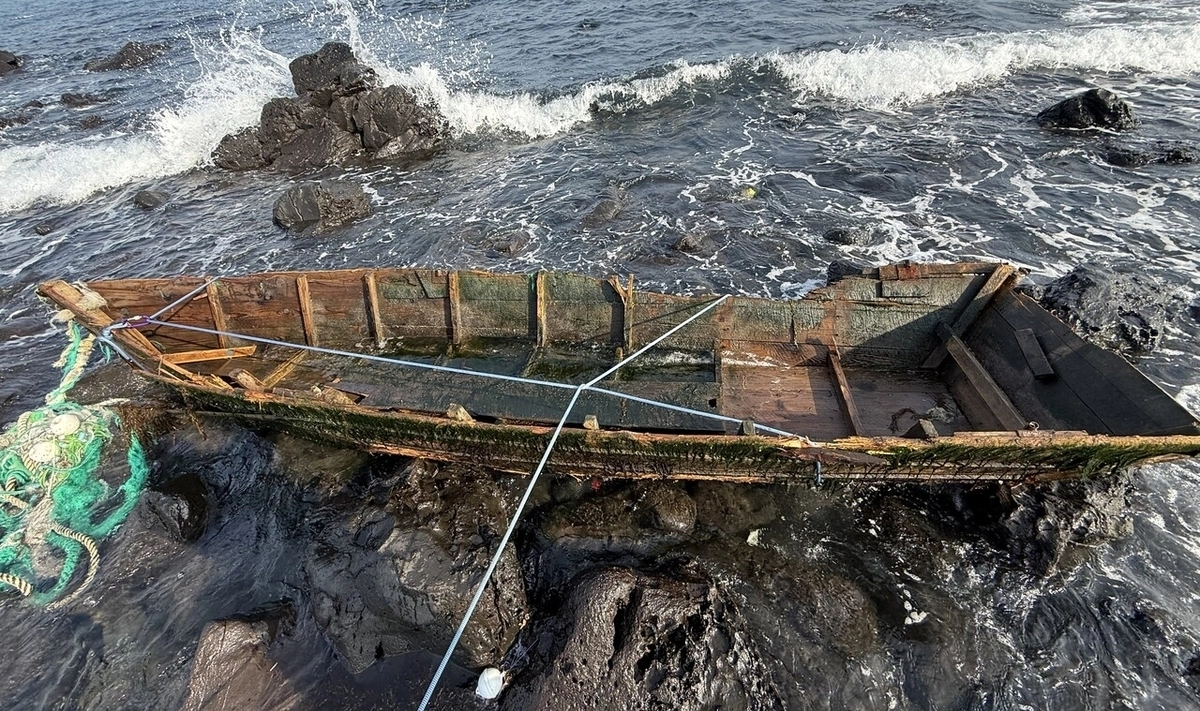 제주 애월읍 하귀바다에서 발견된 목선. 제주해양경찰청 제공